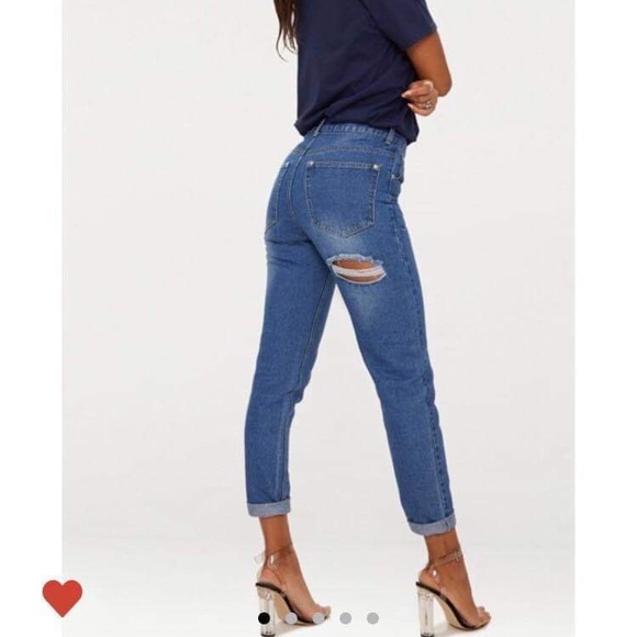 PrettyLittleThing Denim - PLT Bum rip mid wash mom jeans high rise
